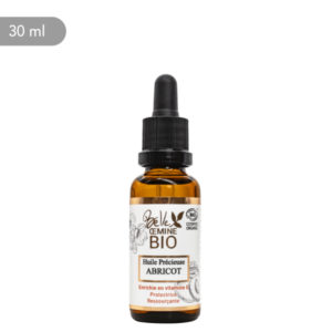 Pure huile bio de noyaux d’abricot enrichie en vitamine E naturelle pour protèger la peau de la déshydratation.